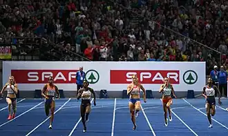 Die 200-Meter-Läuferinnen auf der&nbsp;Zielgerade