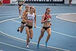 Rachel Schneider (weißes Trikot) Rang acht in&nbsp;15:30,00&nbsp;min