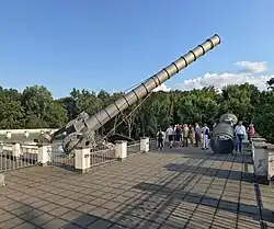 Großer Refraktor und Taukappe auf dem Dach der Archenhold-Sternwarte.