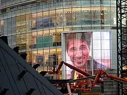 Neubau mit LED-Bildschirm