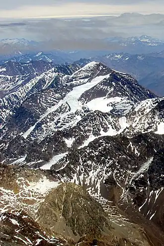 Die Nordostseite des Nevado del Plomo in Argentinien, mit den Gletschern Alfa (der rundliche) und Beta (der lange, diagonal verlaufende).