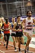 Morgan McDonald (weißes Trikot) Rang sieben in 13:30,73&nbsp;min