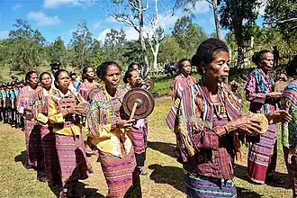 Frauen in Uabubo mit Gongs und Trommeln