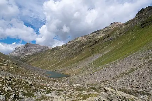 Blick nach Nordwesten zum Piz Alv und Piz Minor, aufgenommen im Val Minor zwischen Puoz Minor und Lej Minor (für Annotationen der einzelnen Berge aufs Bild klicken)