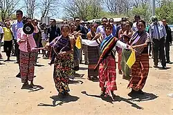 Kinder in Tracht bei einem Begrüßungstanz in Palaca (2020)