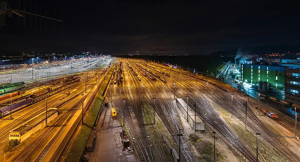 Verteilzone und Richtungsgleise des RB II, links mit weißer LED-Beleuchtung die Richtungsgleise des RB I (2020)