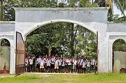 Schulkinder am Eingang des Ausbildungszentrums der Polizei in Atabae