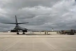Eine B-1B Lancer der Dyess Air Force Base in Texas wird im Oktober 2021 auf Spangdahlem betankt