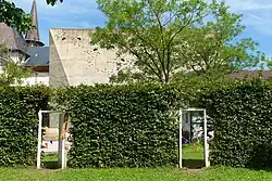 Türen im ehemaligen Zaun zwischen den Museumsgrundstücken