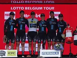 Das Team DSM nach der letzten Etappe der Lotto Belgium Tour am 25. Juni 2021, sechs Fahrerinnen in schwarz-blauen DSM-Trikots