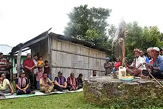 Zeremonie auf dem traditionellen Altar im Ort