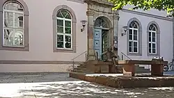 Lichtenberg-Sitzskulptur von 1992 auf dem Lichtenberghof (2022)