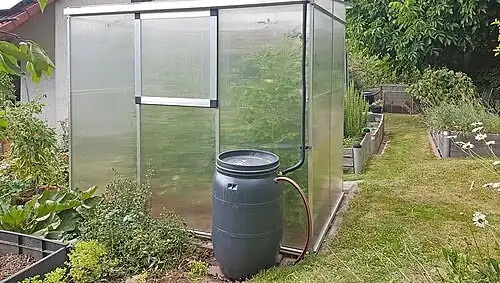 Ein Maischefass aus Polyethylen als Regentonne