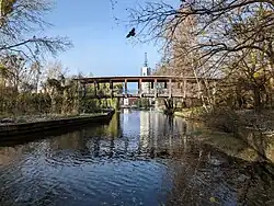 Blick auf die Fußgängerbrücke mit Blick in Richtung Havel