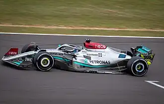 Veranschaulichung der geringen Bodenfreiheit im Fahrbetrieb am F1 W13