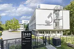 Frontansicht des Institutsteils ISAS City an der Bunsen-Kirchhoff-Straße 11 in 44139 Dortmund.