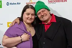 Porträt: Links Iris, die Ehefrau von Manni Ludolf, rechts Manni Ludolf mit einer grünen Pudelmütze