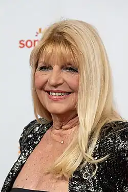 Marlene Charell vor weißer Wand