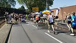 Verpflegungs- und Partypunkt mit der Anchor Running Crew Duisburg (links)