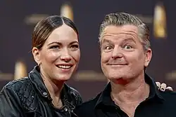 André Dietz mit Shari Dietz vor Sponsorenwand