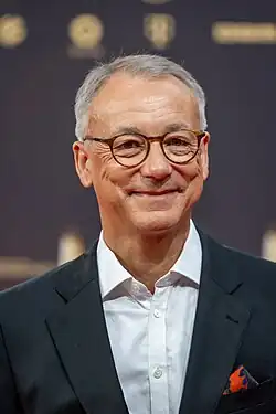 Rainer Munz in dunklem Sakko und hellem Hemd