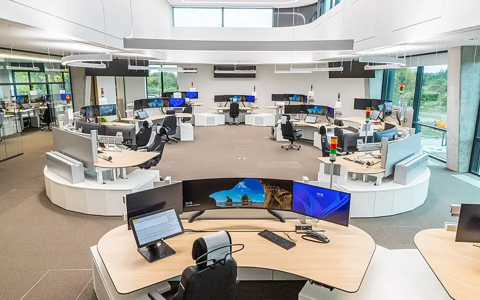 Leitstellenraum mit Arbeitsplätzen