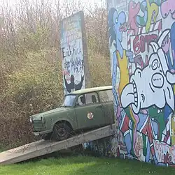 Auf dem Außengelände des Museums Langelandsfort: Ein Trabant mit Kfz-Kennzeichen der Volkspolizei durchbricht die Berliner Mauer.
