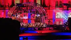 Illuminierte Bühne während der Vorstellung