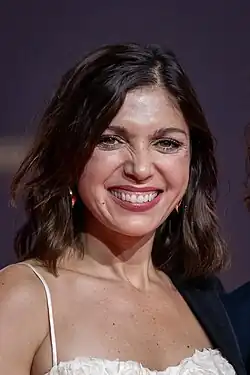 Portrait Anna Angelina Wolfers vor dunklem Hintergrund