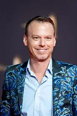 Oberkörperportrait Christian Ehrlich vor dunklem Hintergrund