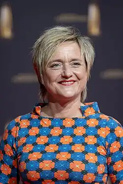 Ellen Ehni im bunten Kleid vor dunkler Sponsorenwand