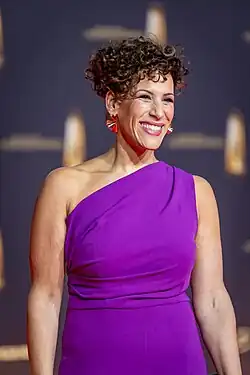 Oberkörperportrait Lissy Ishag in einem leuchtend lila Kleid