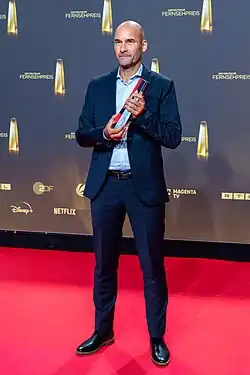 Ganzkörperportrait Steffen Schwarzkopf mit Deutschem Fernsehpreis