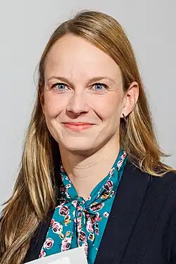 Porträt von Kultur-Staatssekretärin Tina Beer