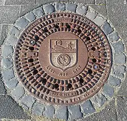 Kanaldeckel in List mit Gemeindewappen