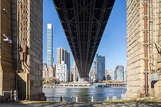 Blick unter der Brücke von Roose­velt Island nach Manhattan, links Wohn­turm Sutton&nbsp;58
