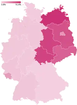 Deutschlandkarte mit Bundesländern, die entsprechend des jeweiligen Stimmenanteils von 3,8 % bis 16,4 % unterschiedlich eingefärbt sind. Die fünf ostdeutschen Länder sind wesentlich stärker als die westdeutschen eingefärbt. Innerhalb Westdeutschlands hebt sich das Saarland leicht ab.