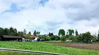 Blick auf Haus von der Staatsstraße aus.