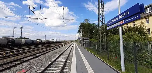 Der bis 2024 neu ausgebaute Bahnsteig 1 mit einem der zwei neuen Wartehäuschen (Juni 2024)