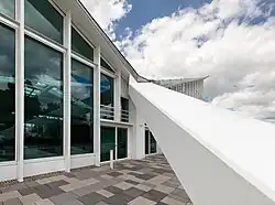 Außenansicht mit Stütz- und Zugpfeiler, 2024.[67]