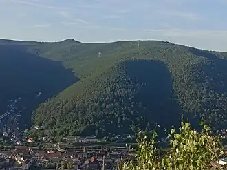 Ansicht von Süden: über den Gipfel des Kreuzbergs führt die Stromtrasse; unmittelbar dahinter ist der Hermannskopf, links daneben der Hintere Stoppelkopf