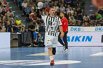 Bild 6: Elias Ellefsen á Skipagøtu im Heimtrikot der Saison 2025/26.