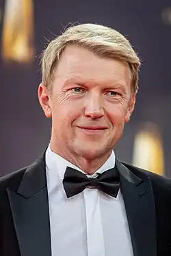 Portrait Markus Preiß vor dunklem Hintergrund in Black Die