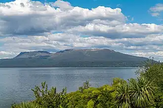 Der Mount Tarawera mit dem gleichnamigen See im Vordergrund