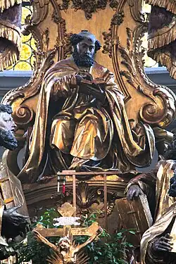 Der Hochaltar. Rechts: Petrus ohne Tiara während der Sedisvakanz nach dem Tod von Franziskus (2025)