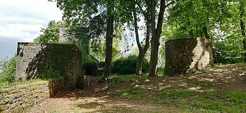 Nördliches Burggelände mit viereckigem Turm in der Ringmauer, Aussichtsturm und Brunnen