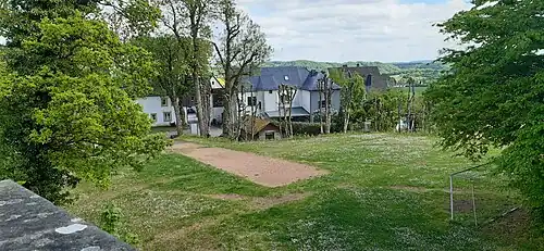 Blick auf das nordöstliche Burgelände Richtung Torhaus