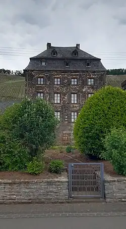 Moselseite mit Hauptgebäude vor den Weinbergen