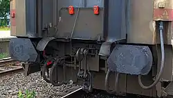 Am Übergangsblech sind zwei mobile Leuchten für das Spitzensignal Zg1b (derzeit ausgeschaltet) angebracht. An der Hauptluftleitung der Luftbremskopf.