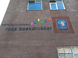 Schriftzug an der Schule